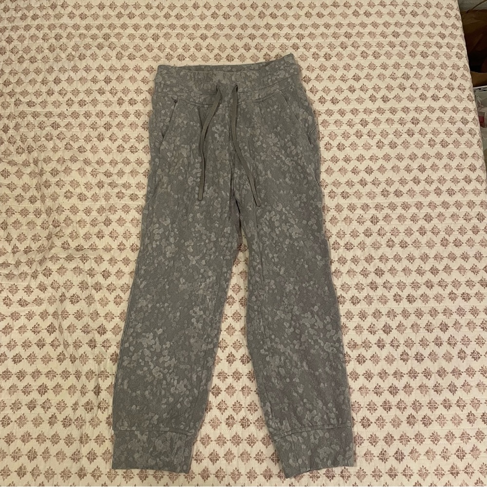 Lululemon cropped rulu joggers in size 0
